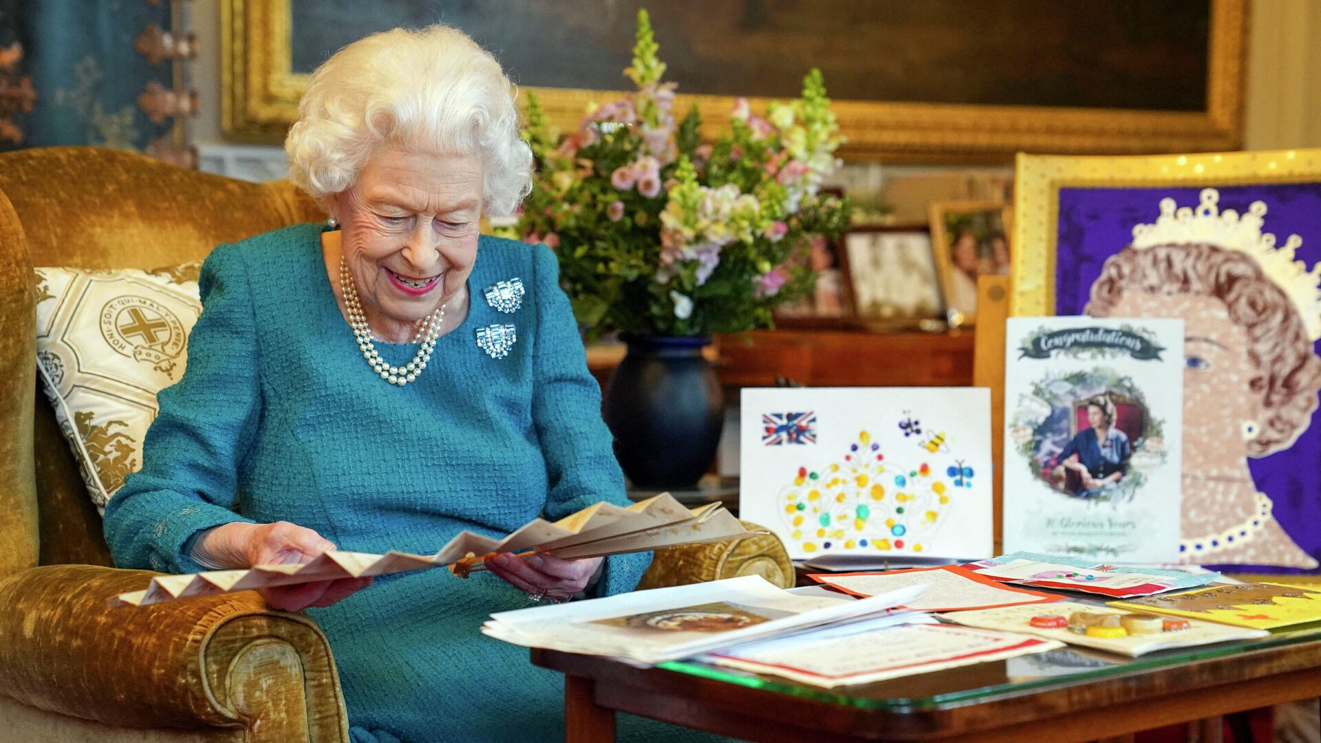A picture released in London on February 4, 2022, and taken last month, shows Britain's Queen Elizabeth II looking at Queen Victoria's Autograph fan, alongside a display of memorabilia from her Golden and Platinum Jubilees, in the Oak Room at Windsor Castle, west of London - Sputnik International, 1920, 27.03.2022
