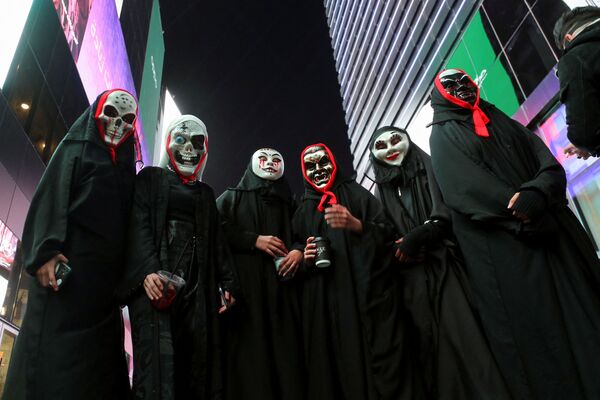 Residents of Riyadh dressed as grim reapers pose for a picture as they take part in a two-day costume event in Riyadh, Saudi Arabia, 17 March 2022. - Sputnik International