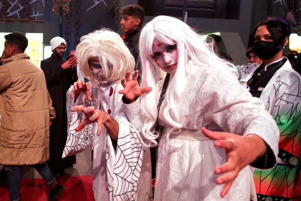 Residents of Riyadh pose for a picture as they take part in a two-day costume event in Riyadh, Saudi Arabia, 17 March 2022. - Sputnik International