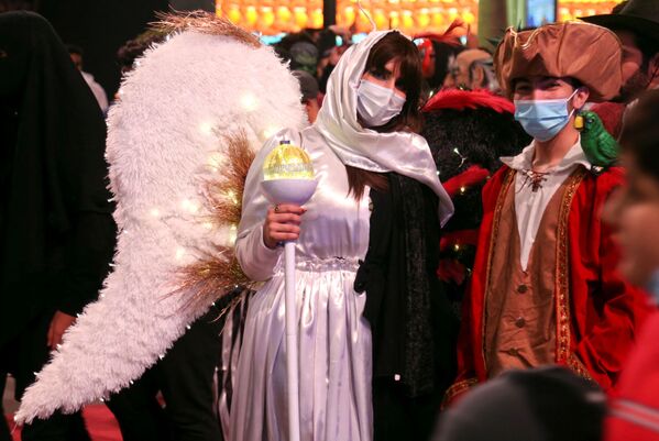 Residents of Riyadh dressed as anime and movie characters walk on a street as they take part in a two-day costume event in Riyadh, Saudi Arabia, 17 March 2022. - Sputnik International