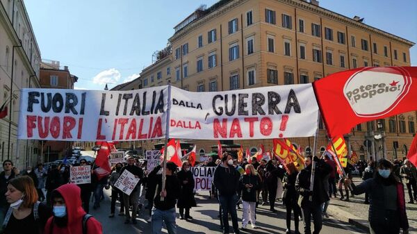 Italian activists protesting NATO - Sputnik International