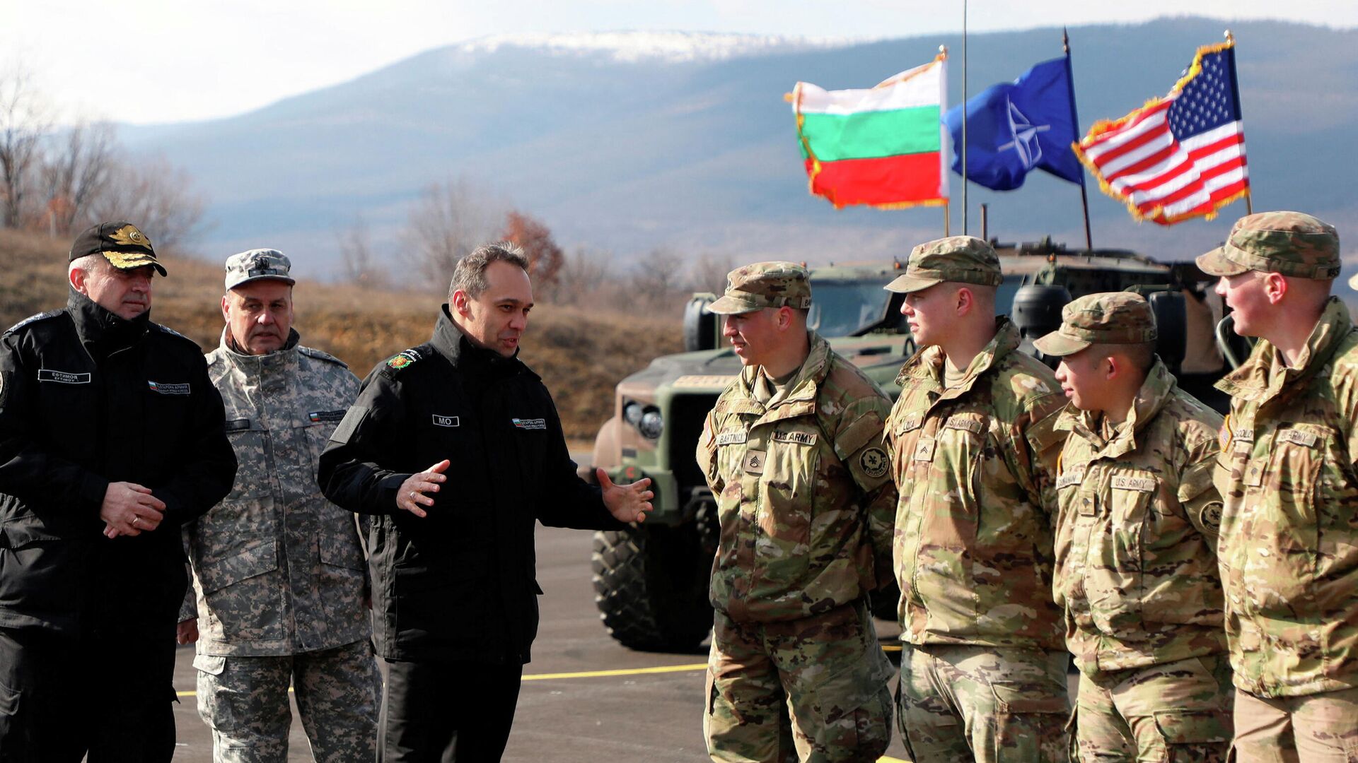 Bulgarian Defence Minister Dragomir Zakov talks to U.S. soldiers at Novo Selo military training grounds, in Bulgaria, March 18, 2022. - Sputnik International, 1920, 19.03.2022