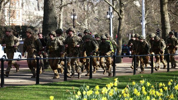 Members of the Coldstream Guards run through St James's Park during a training exercise, in London - Sputnik International