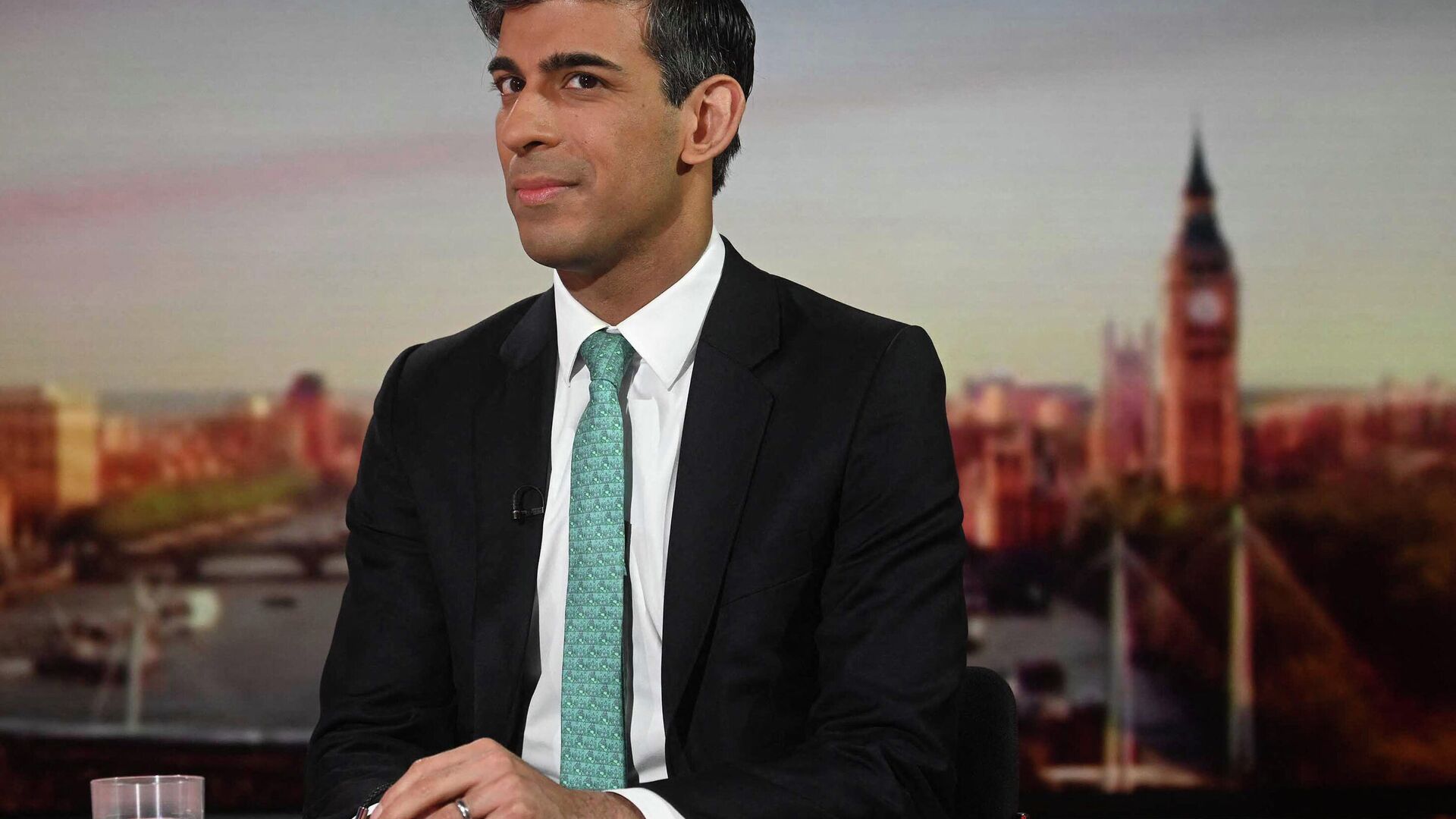 A handout picture released by the BBC, taken and received on March 20, 2022, shows Britain's Chancellor of the Exchequer Rishi Sunak appearing on the BBC's 'Sunday Morning' political television show with journalist Sophie Raworth - Sputnik International, 1920, 13.04.2022