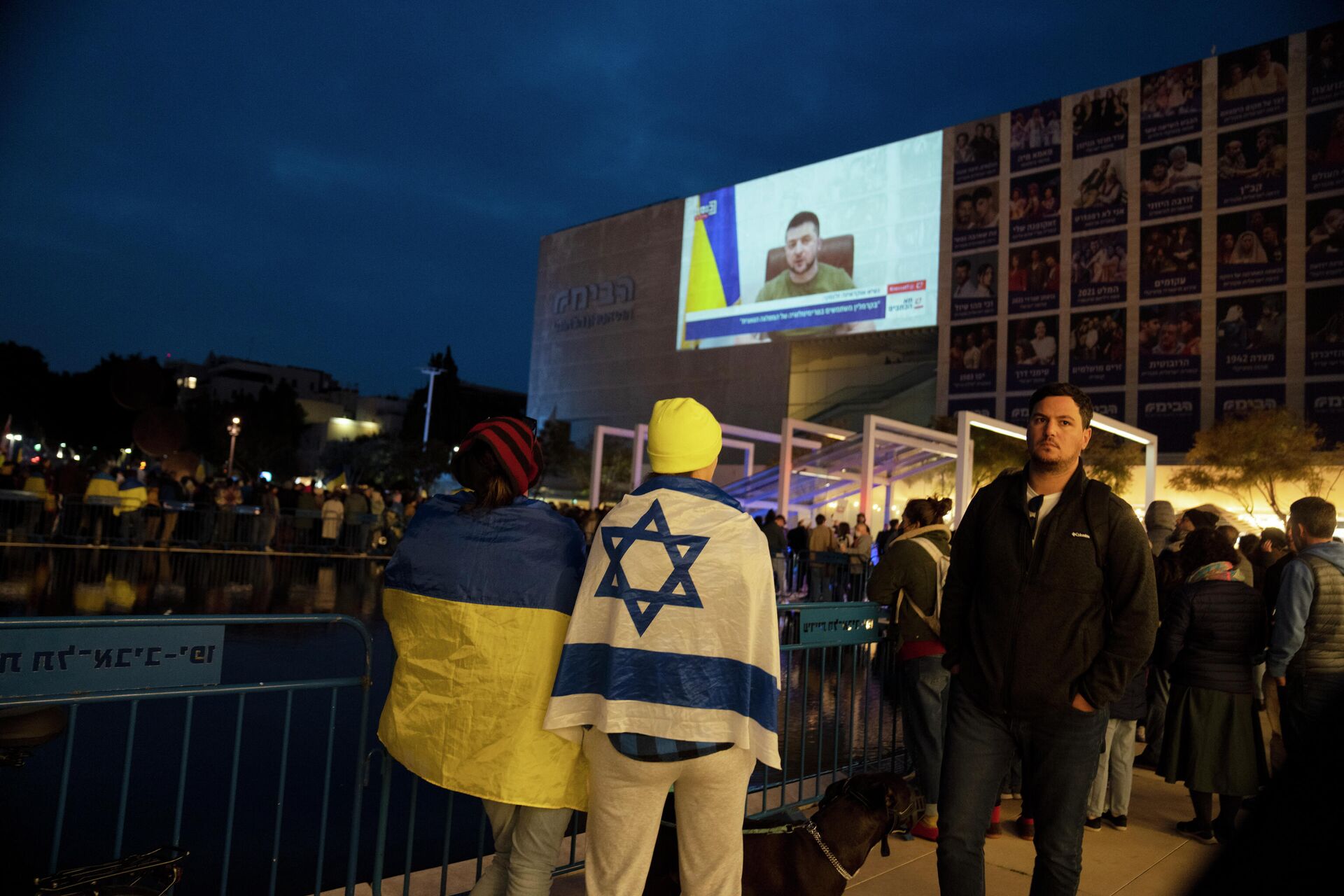 People gather in Habima Square in Tel Aviv, Israel, to watch Ukrainian President Volodymyr Zelensky  in a video address to the Knesset, Israel's parliament, Sunday, March 20, 2022 - Sputnik International, 1920, 28.03.2022