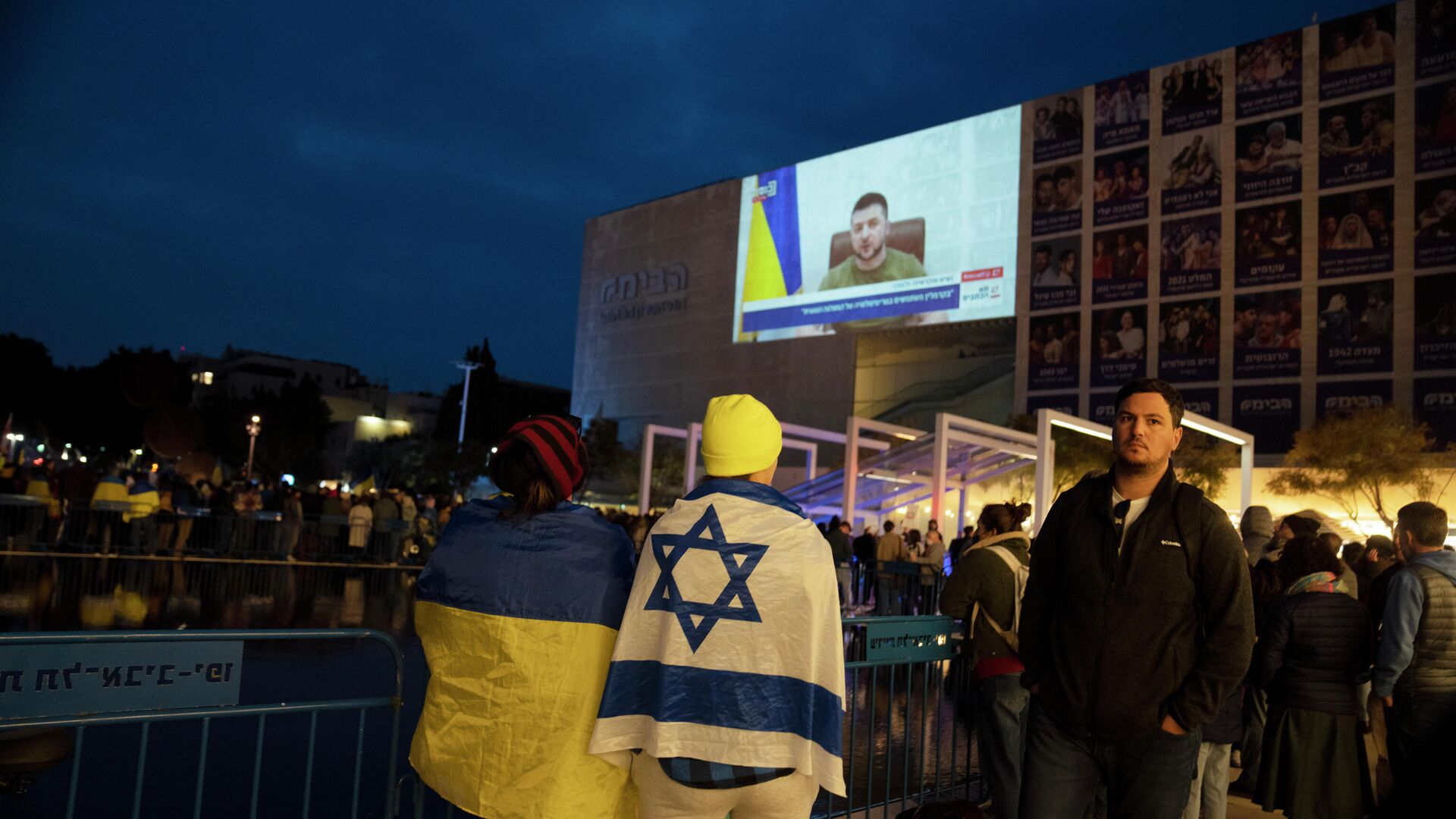 People gather in Habima Square in Tel Aviv, Israel, to watch Ukrainian President Volodymyr Zelensky  in a video address to the Knesset, Israel's parliament, Sunday, March 20, 2022 - Sputnik International, 1920, 02.05.2022