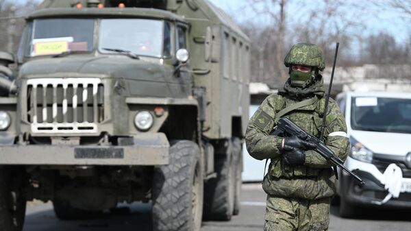 A Russian serviceman guards the area of Mariupol, Donetsk People's Republic. - Sputnik International