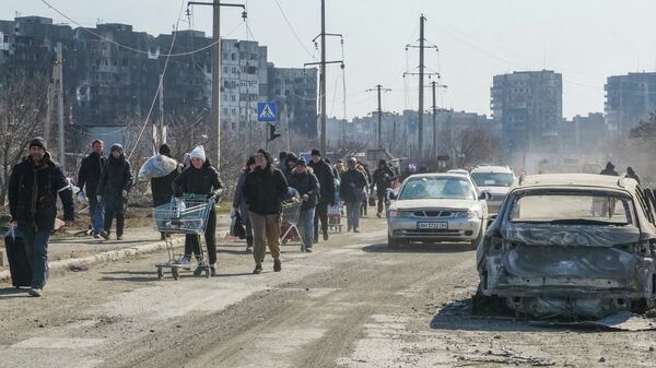 Residents leave the city of Mariupol, Donetsk People's Republic. - Sputnik International