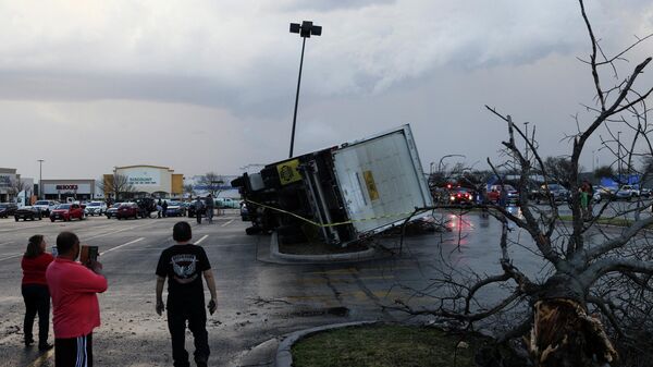 People look at an overturned truck in a parking lot after a tornado in a widespread storm system touched down in Round Rock, Texas, U.S., March 21, 2022 - Sputnik International