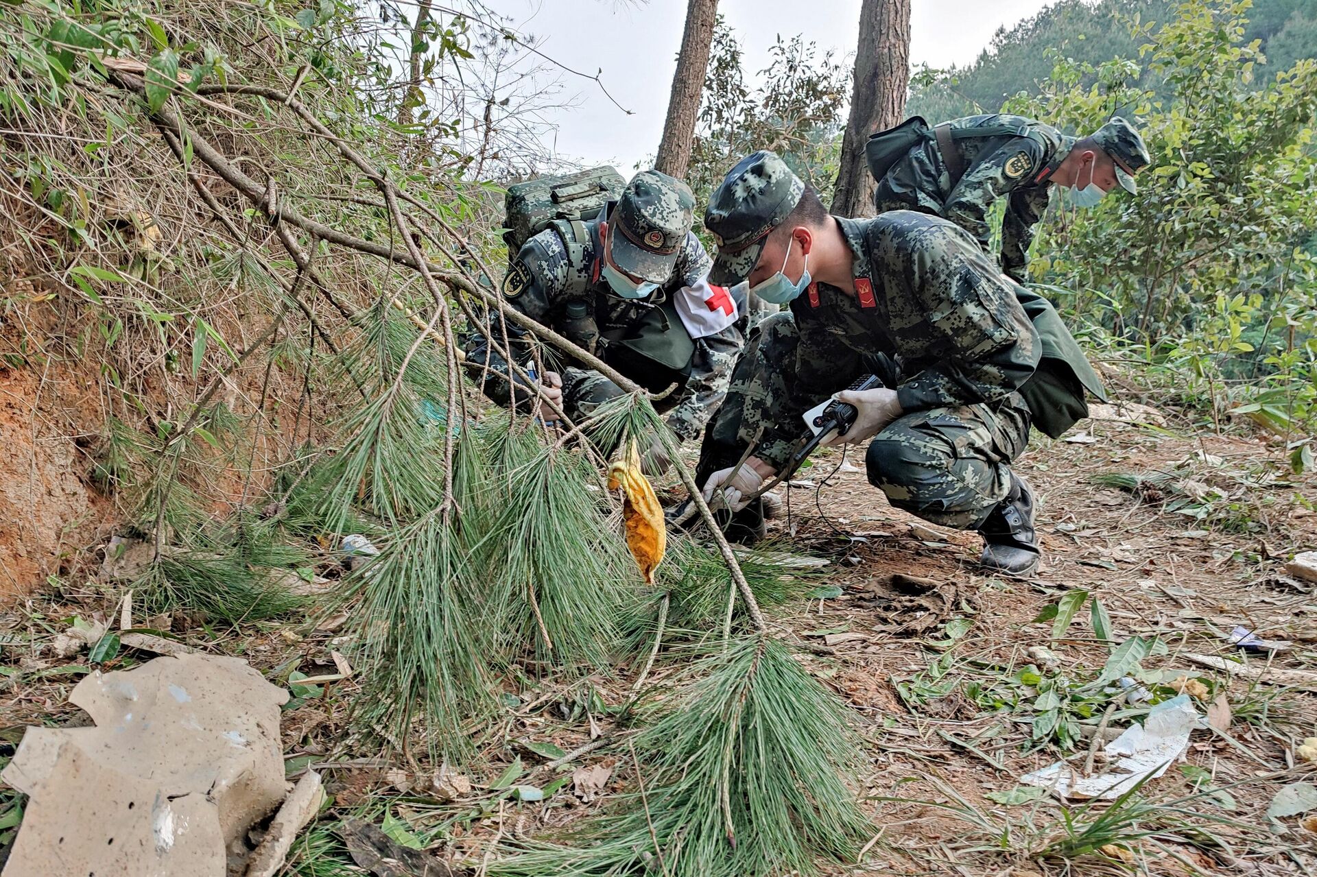 This photo taken on March 21, 2022 shows paramilitary police officers conducting a search at the site of the China Eastern Airlines plane crash in Tengxian county, Wuzhou city, in China's southern Guangxi region. - Sputnik International, 1920, 26.03.2022