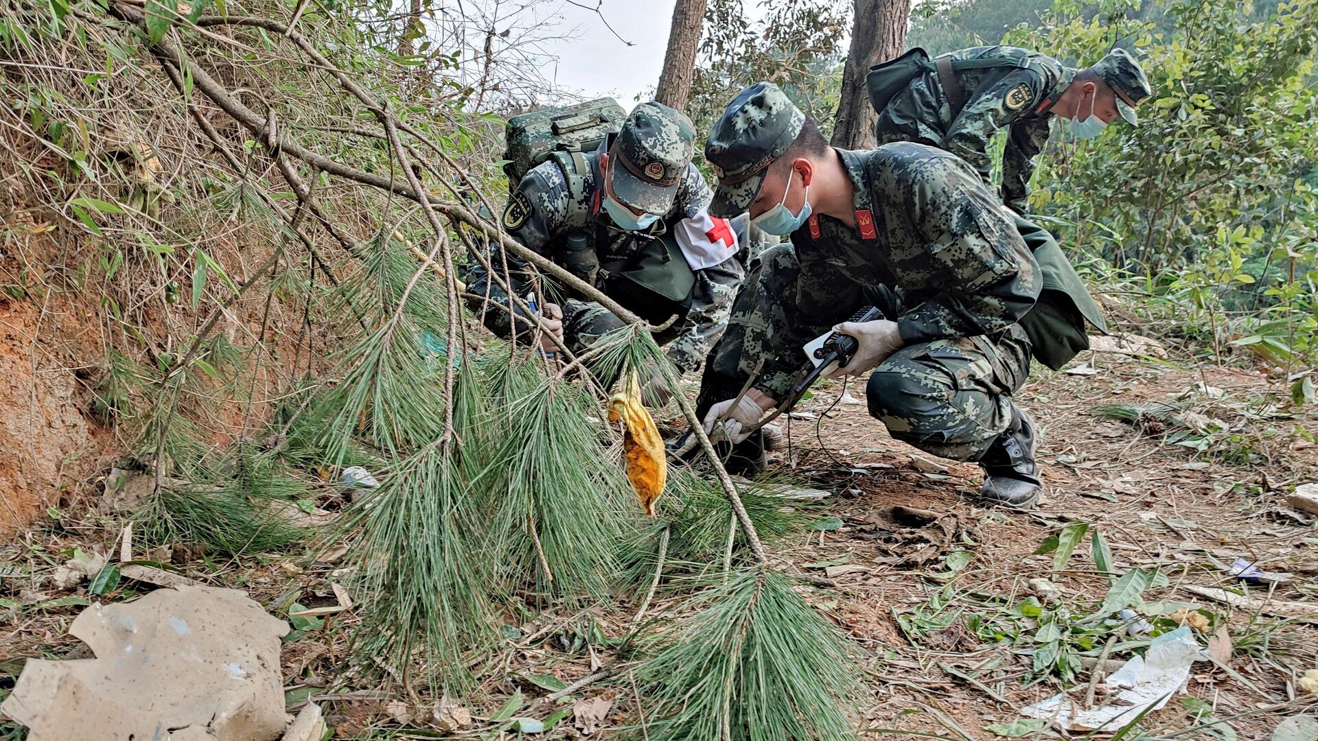 This photo taken on March 21, 2022 shows paramilitary police officers conducting a search at the site of the China Eastern Airlines plane crash in Tengxian county, Wuzhou city, in China's southern Guangxi region. - Sputnik International, 1920, 23.03.2022
