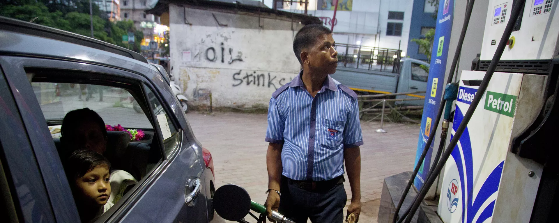 FILE - A man fills his car at a gasoline station in Gauhati, India, Sunday, Sept. 22, 2019 - Sputnik International, 1920, 15.03.2024