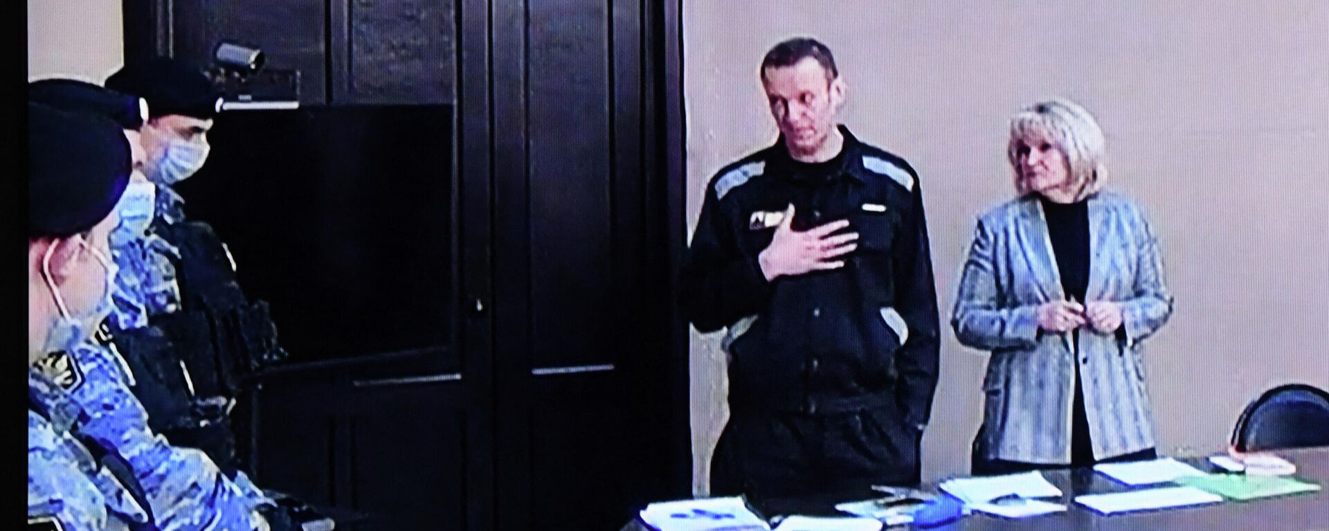 Russian opposition figure Alexei Navalny is seen on a screen via a video link during the verdict in his embezzlement and contempt of court trial at the IK-2 prison colony in the town of Pokrov in Vladimir Region on March 22, 2022. - Sputnik International, 1920, 22.03.2022