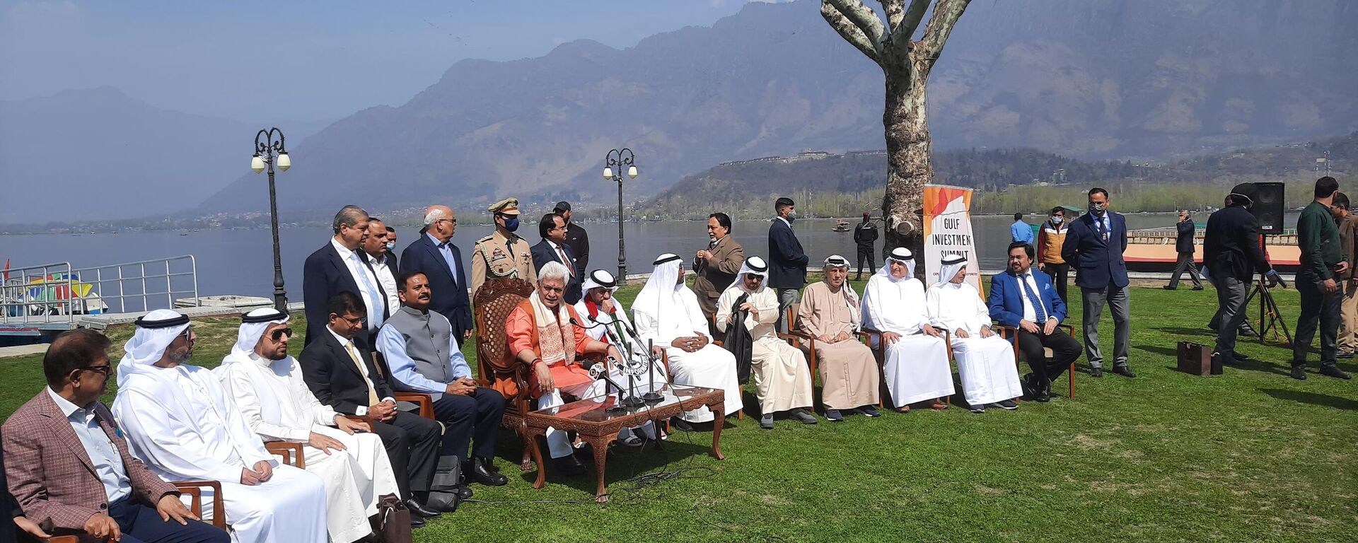 Jammu and Kashmir Lieutenant Governor Manoj Sinha addressing the press on Tuesday in Srinagar along with visiting delegation from UAE and other Gulf nations - Sputnik International, 1920, 22.03.2022