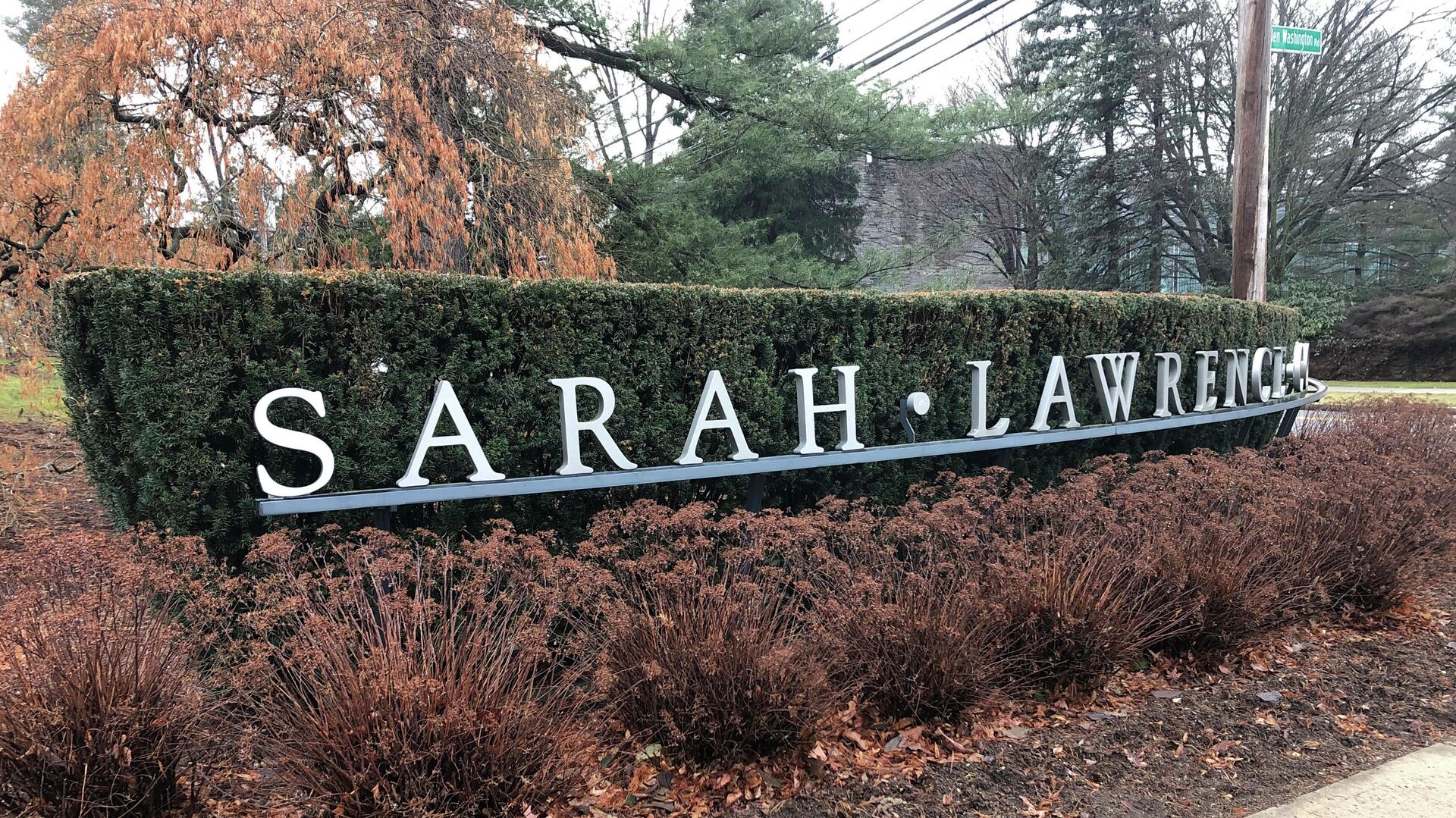 In this Feb. 11, 2020 file photo, a sign along a hedge row marks the campus of Sarah Lawrence College in Yonkers, N.Y. Lawrence Ray, charged with forcing some college students into prostitution after moving in on campus at Sarah Lawrence College with his daughter, has raised questions about the screening and security of student housing. - Sputnik International, 1920, 06.04.2022