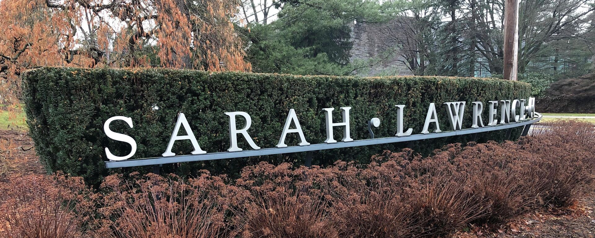 In this Feb. 11, 2020 file photo, a sign along a hedge row marks the campus of Sarah Lawrence College in Yonkers, N.Y. Lawrence Ray, charged with forcing some college students into prostitution after moving in on campus at Sarah Lawrence College with his daughter, has raised questions about the screening and security of student housing. - Sputnik International, 1920, 23.03.2022
