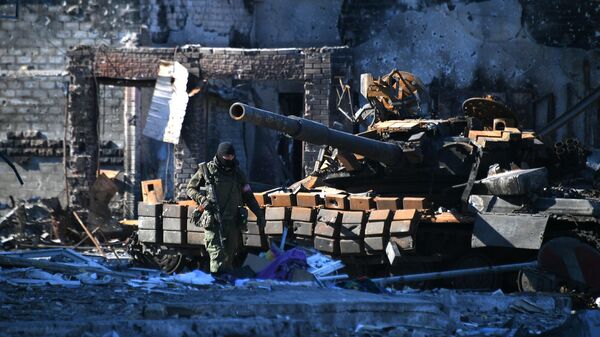 A destroyed tank of the Armed Forces of Ukraine, standing near residential buildings in Volnovakha. - Sputnik International