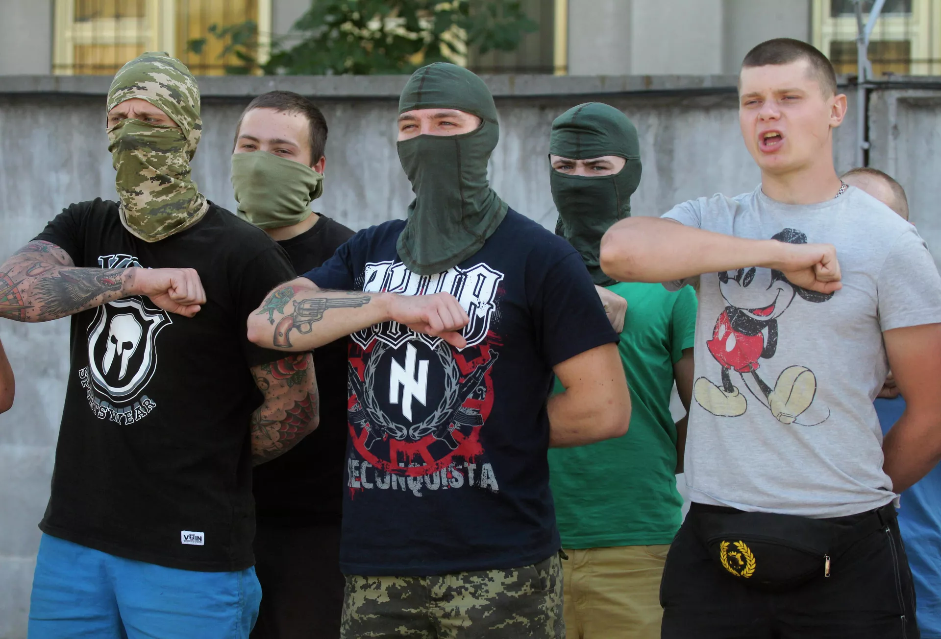 Servicemen from the Azov volunteer battalion read a prayer during a ceremony before being sent to eastern Ukraine, in Kiev, Ukraine, Monday, Aug.17, 2015. - Sputnik International, 1920, 05.03.2024