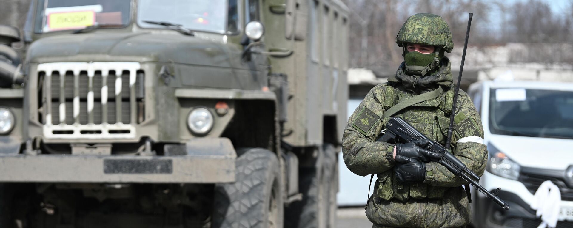 A Russian serviceman guards the area of Mariupol, Donetsk People's Republic. - Sputnik International, 1920, 08.04.2022