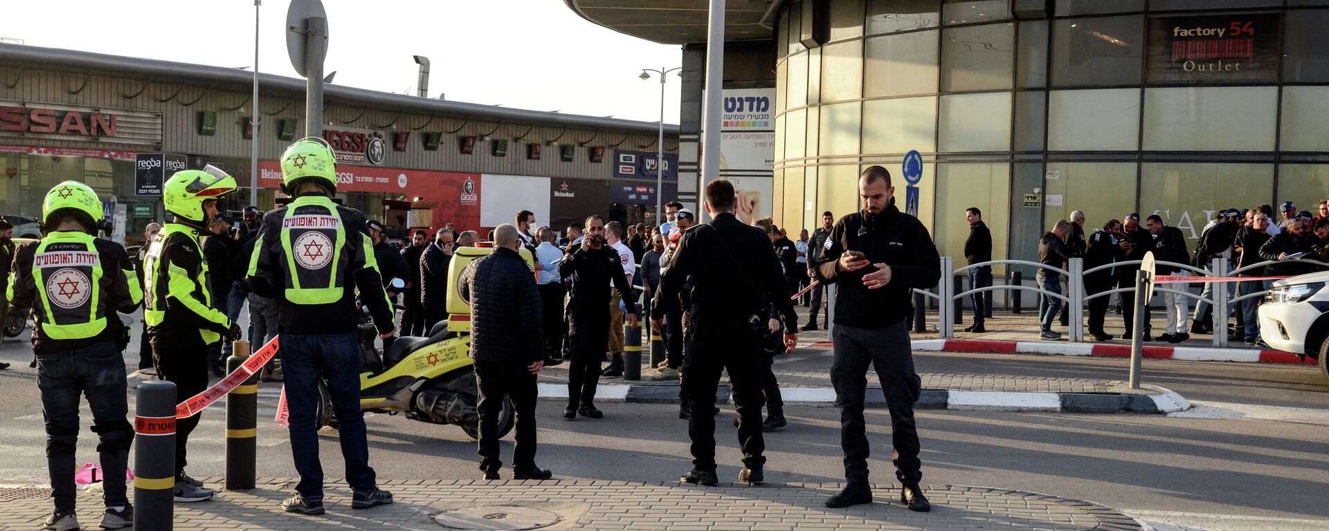 Israeli security and rescue forces secure the scene of an attack in which people were killed near a shopping centre in Beersheba, Israel, March 22, 2022 - Sputnik International, 1920, 23.03.2022