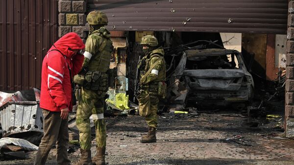 Russian servicemen and a civilian in Melitopol, Ukraine - Sputnik International