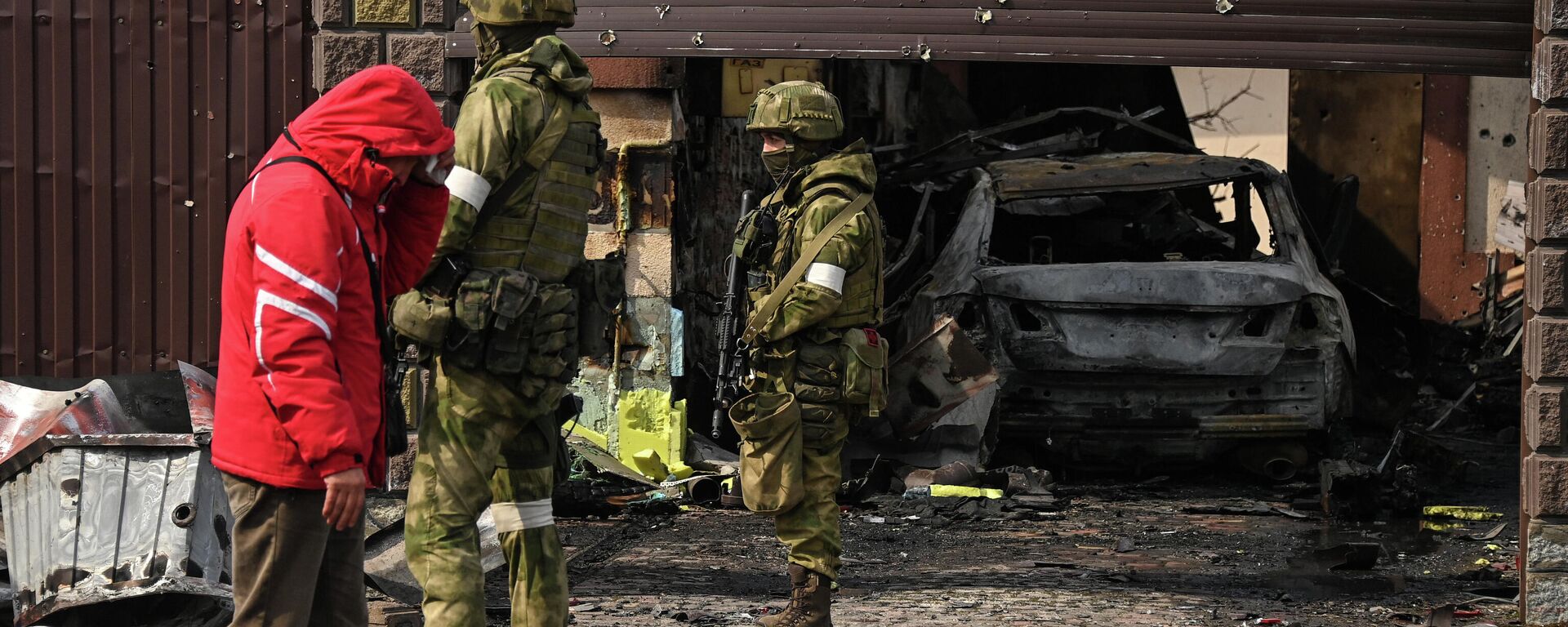 Russian servicemen and a civilian in Melitopol, Ukraine - Sputnik International, 1920, 30.07.2022