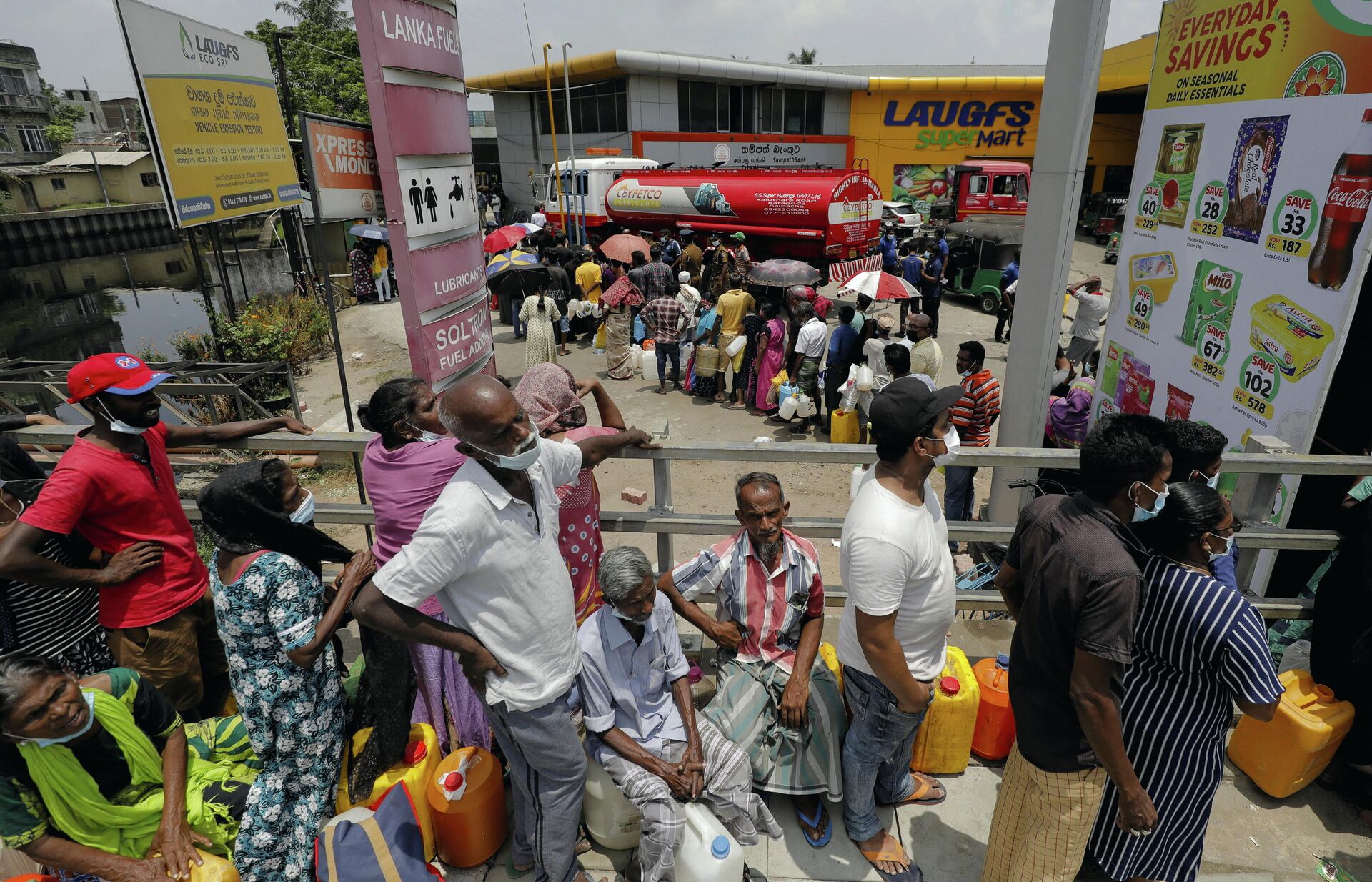 People stand in a long queue to buy kerosene oil for kerosene cookers amid a shortage of domestic gas due to country's economic crisis, at a fuel station in Colombo, Sri Lanka March 21, 2022.  - Sputnik International, 1920, 16.04.2022