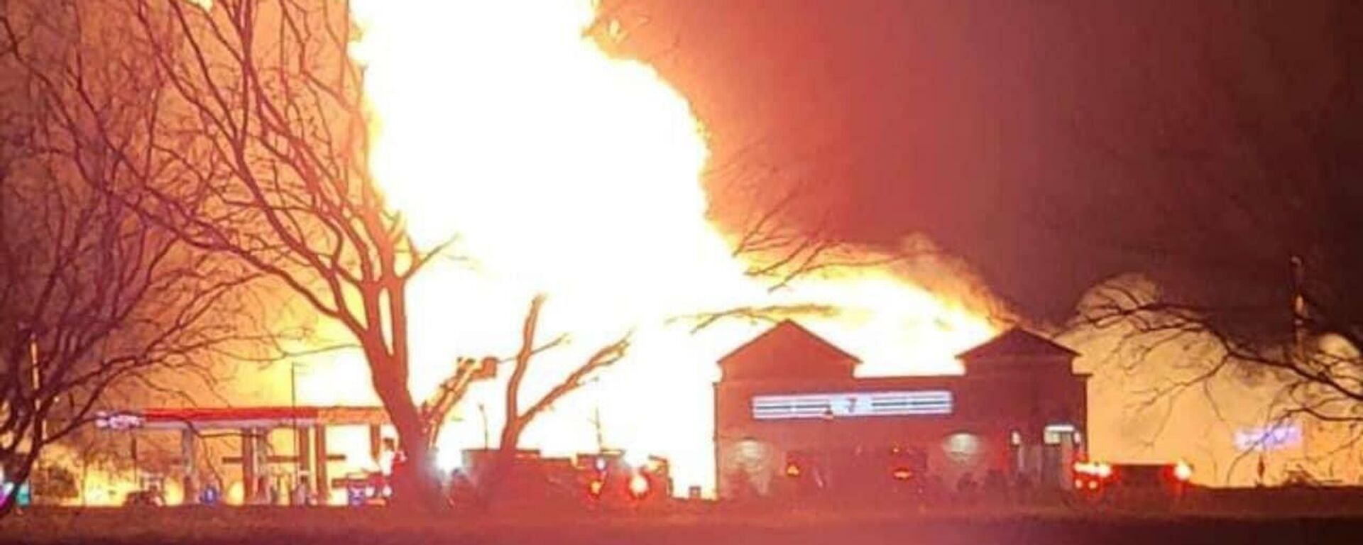 Tweet via Mansfield Fire Dept (@MansfieldFireTX): ****Major Incident****
At around 1:00 am on March 23, a vehicle ran into natural gas pipeline. There is a major fire. Hwy 287 is shutdown in all directions. Residents within a one mile radius are being evacuated. Shelter is available at 1261 S. Main St, Annette Perry Elementary - Sputnik International, 1920, 23.06.2022
