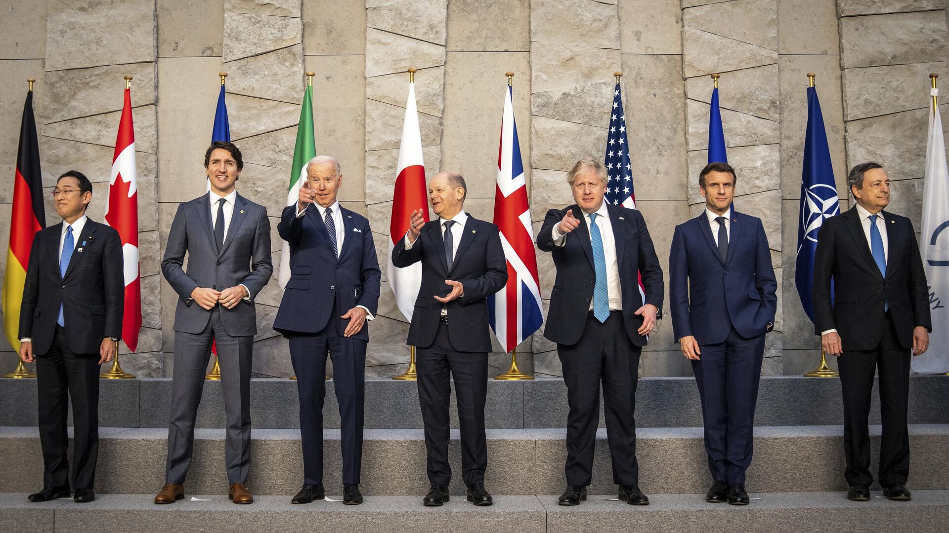 From left, Japan's Prime Minister Fumio Kishida, Canadian Prime Minister Justin Trudeau, U.S. President Joe Biden, German Chancellor Olaf Scholz, British Prime Minister Boris Johnson, French President Emmanuel Macron and Italian Prime Minister Mario Draghi pose for a group photo during an extraordinary NATO summit at NATO headquarters in Brussels, Belgium, Thursday, March 24, 2022. - Sputnik International, 1920, 07.04.2022