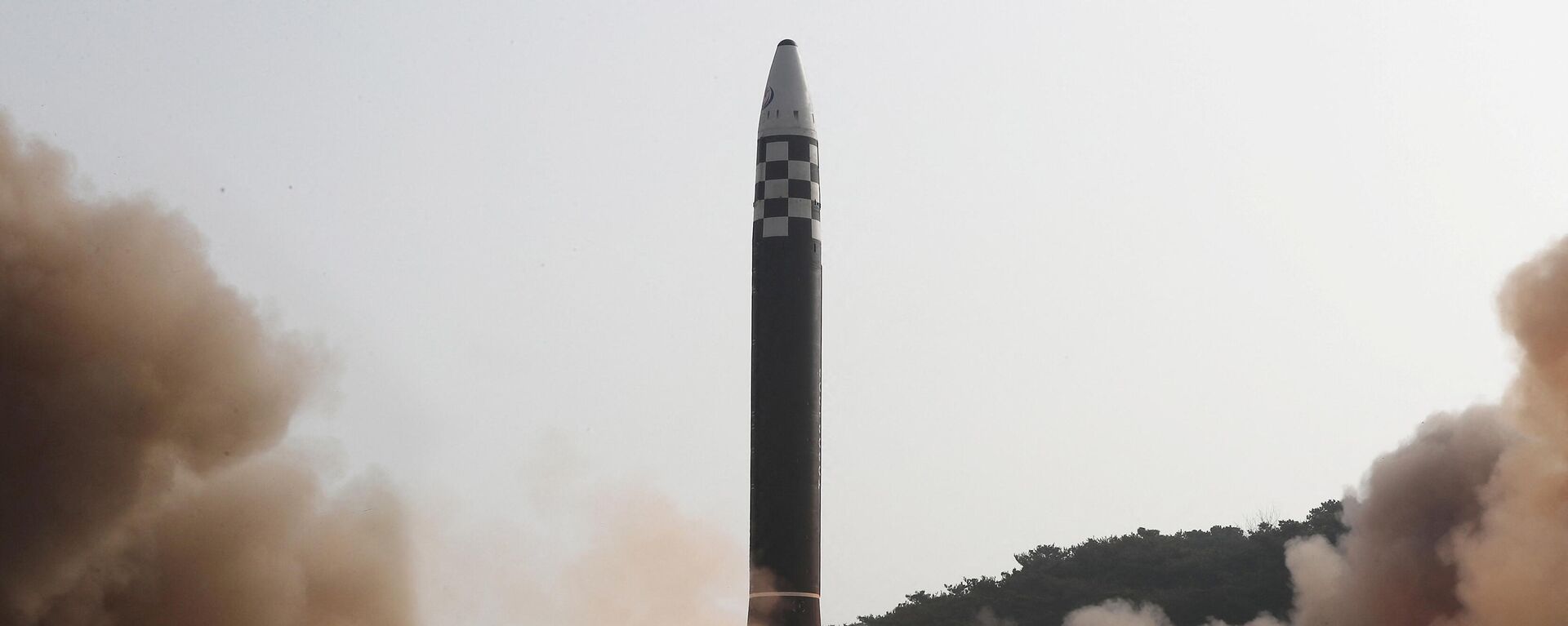 General view during the test firing of what state media report is a North Korean new type of intercontinental ballistic missile (ICBM) in this undated photo released on March 24, 2022 by North Korea's Korean Central News Agency (KCNA). - Sputnik International, 1920, 25.03.2022