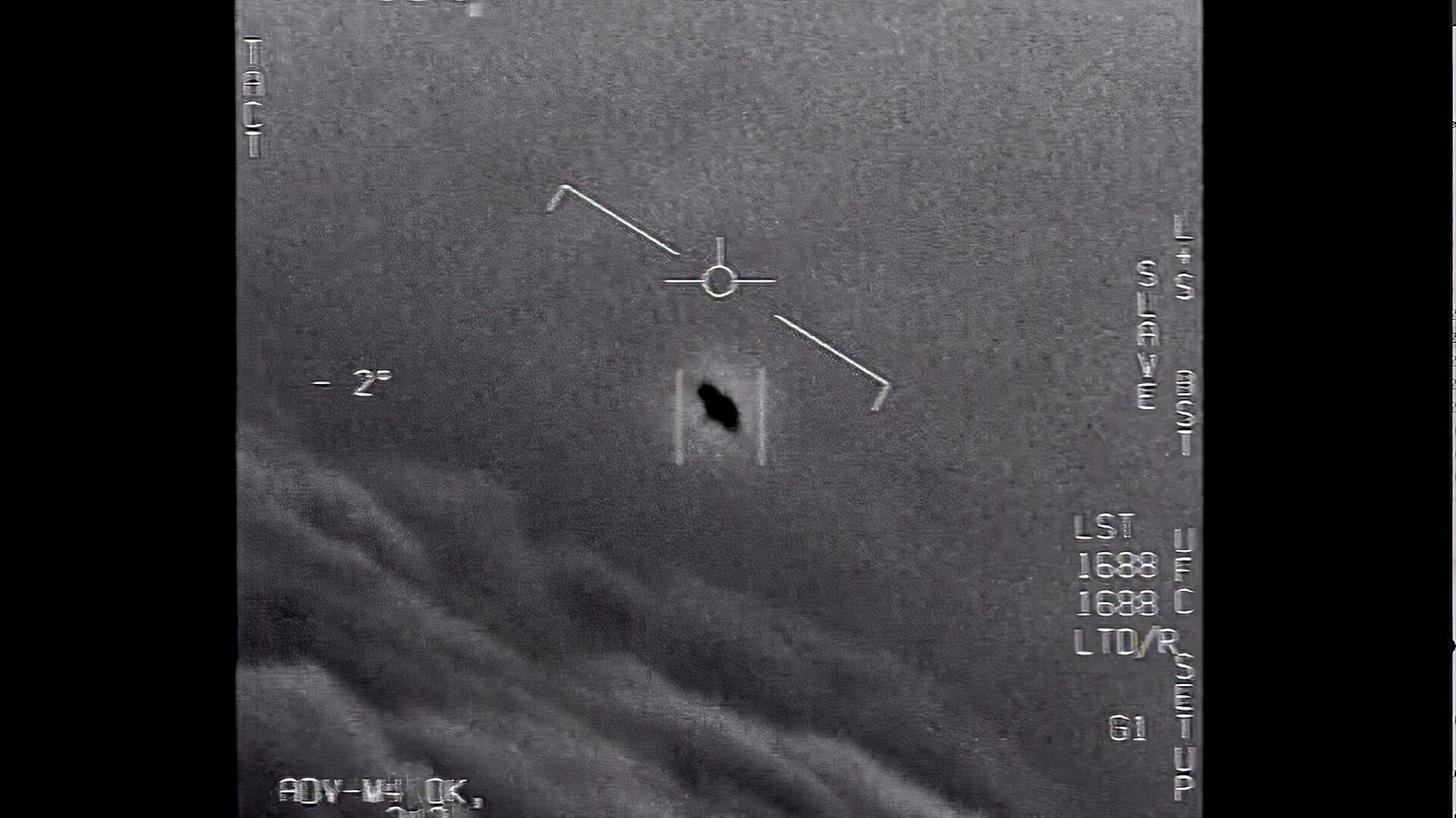 The image from video provided by the Department of Defense labelled Gimbal, from 2015, an unexplained object is seen at center as it is tracked as it soars high along the clouds, traveling against the wind.  - Sputnik International, 1920, 07.04.2022