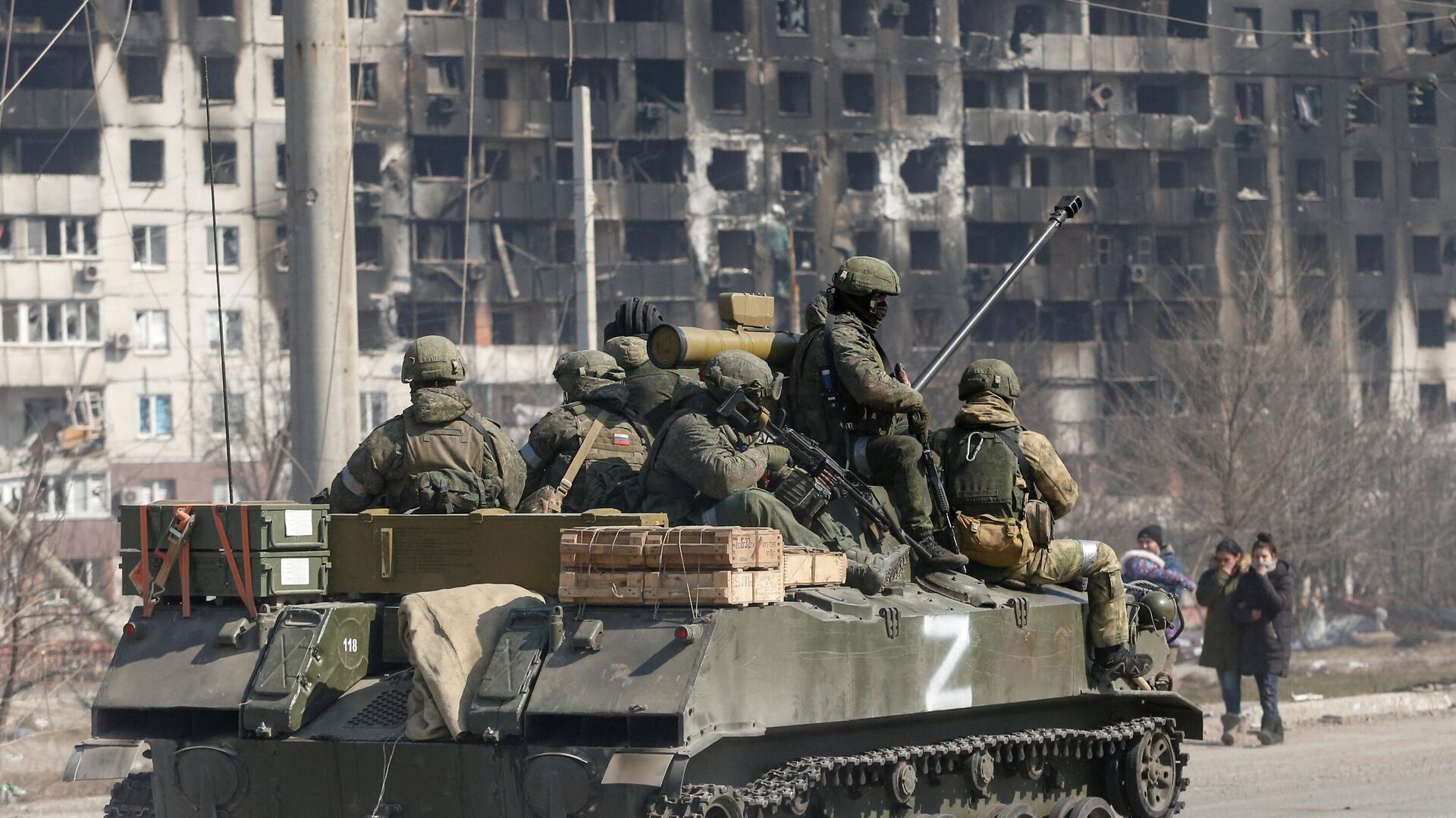 Service members of pro-Russian troops are seen atop of an armoured vehicle with the symbol Z painted on its side in the course of Ukraine-Russia conflict in the besieged southern port city of Mariupol, Ukraine March 24, 2022. - Sputnik International, 1920, 29.03.2022
