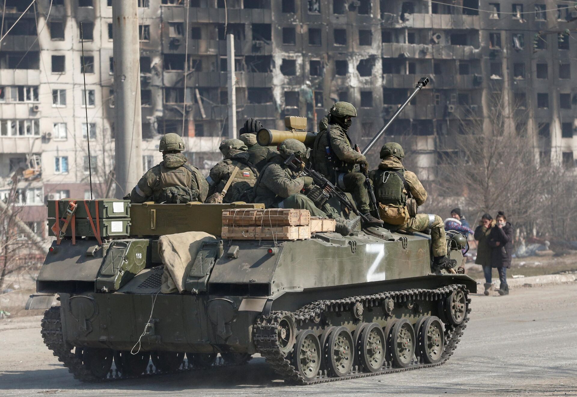 Service members of pro-Russian troops are seen atop of an armoured vehicle with the symbol Z painted on its side in the course of Ukraine-Russia conflict in the besieged southern port city of Mariupol, Ukraine March 24, 2022. - Sputnik International, 1920, 20.04.2022