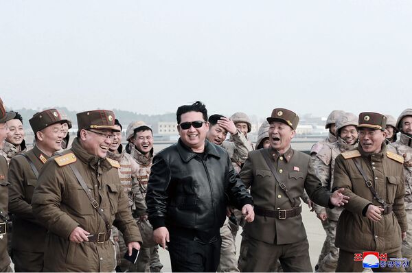 North Korean leader Kim Jong-un (C) walking with North Korean military personnel during the test launch operation of what state media says is a new type of Intercontinental Ballistic Missile (ICBM), the Hwasong-17. - Sputnik International