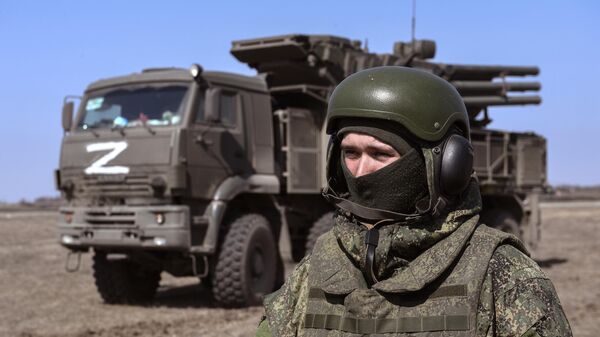 A Russian serviceman stands in front of a Pantsir-S1 air defence missile system during the Russian military operation in Ukraine - Sputnik International