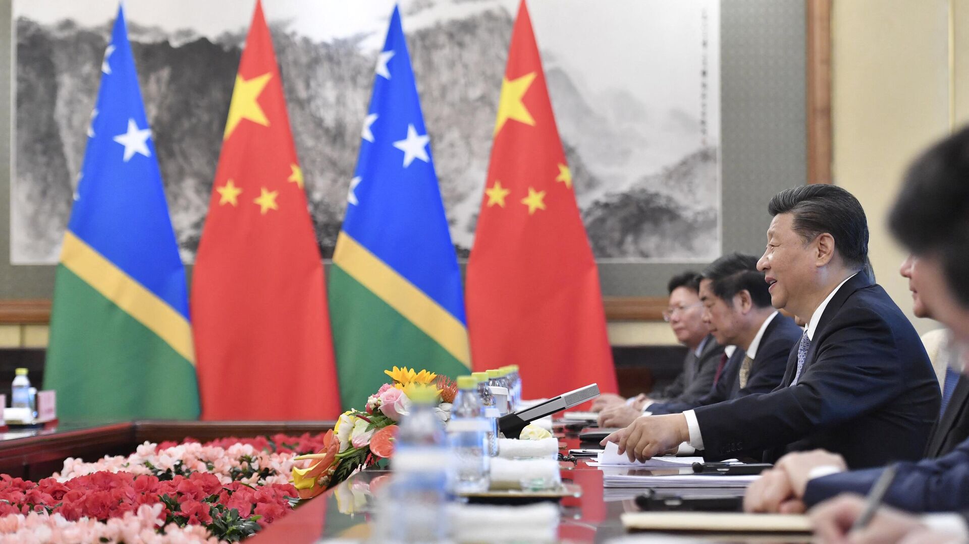 Chinese President Xi Jinping talks to Solomon Islands Prime Minister Manasseh Sogavare (not pictured) during their meeting at the Diaoyutai State Guesthouse in Beijing on October 9, 2019. (Photo by Parker Song / POOL / AFP) - Sputnik International, 1920, 19.04.2022