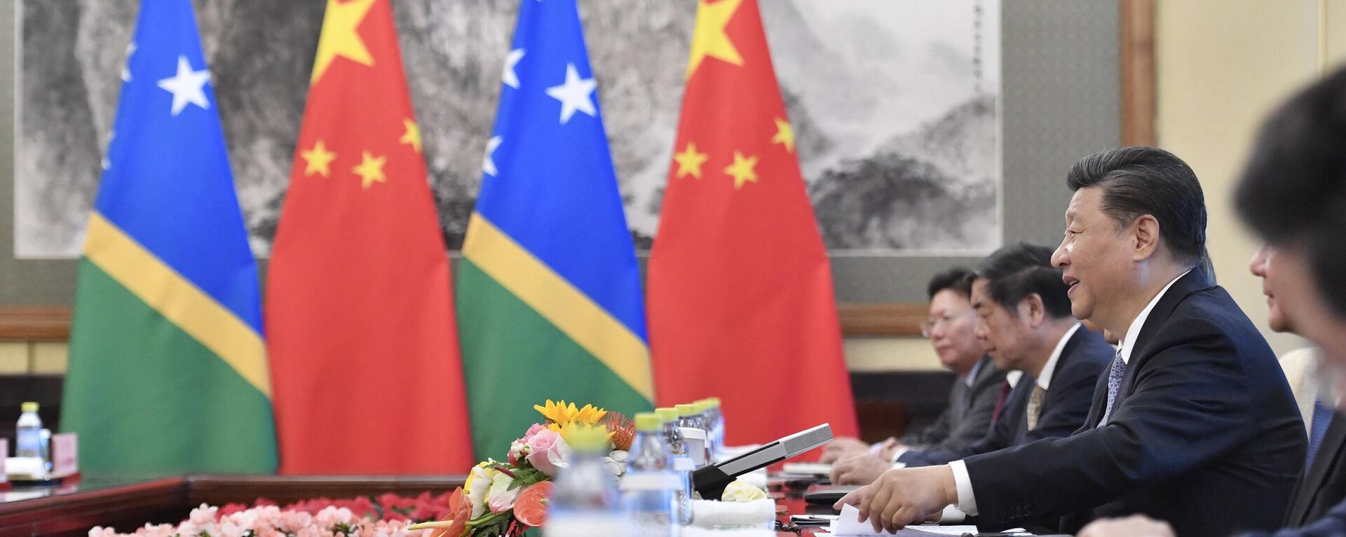 Chinese President Xi Jinping talks to Solomon Islands Prime Minister Manasseh Sogavare (not pictured) during their meeting at the Diaoyutai State Guesthouse in Beijing on October 9, 2019. (Photo by Parker Song / POOL / AFP) - Sputnik International, 1920, 19.04.2022