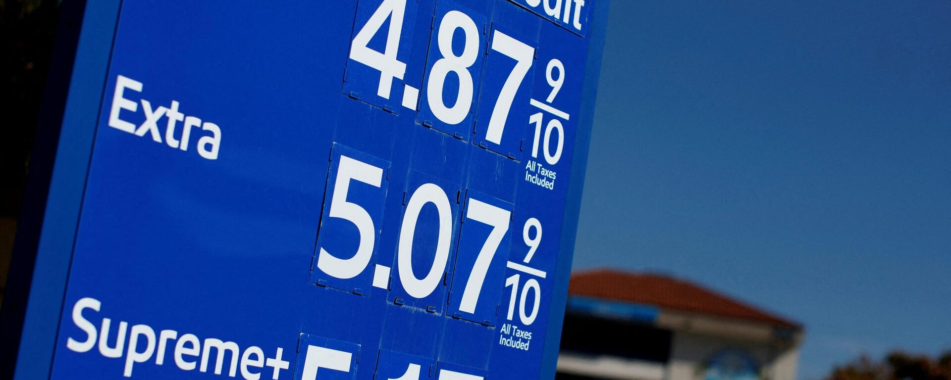 FILE PHOTO: Gas prices grow along with inflation as this sign at a gas station shows in San Diego, California, U.S. November, 9, 2021.  REUTERS/Mike Blake/File Photo - Sputnik International, 1920, 25.03.2022