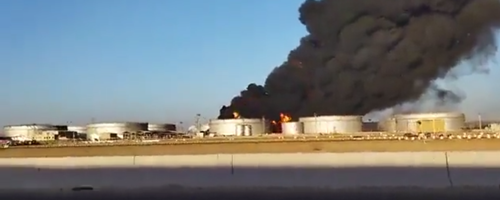 Footage of large plume of smoke rising above Jiddah bulk fuel storage site. 25 March, 2022. - Sputnik International, 1920, 25.03.2022