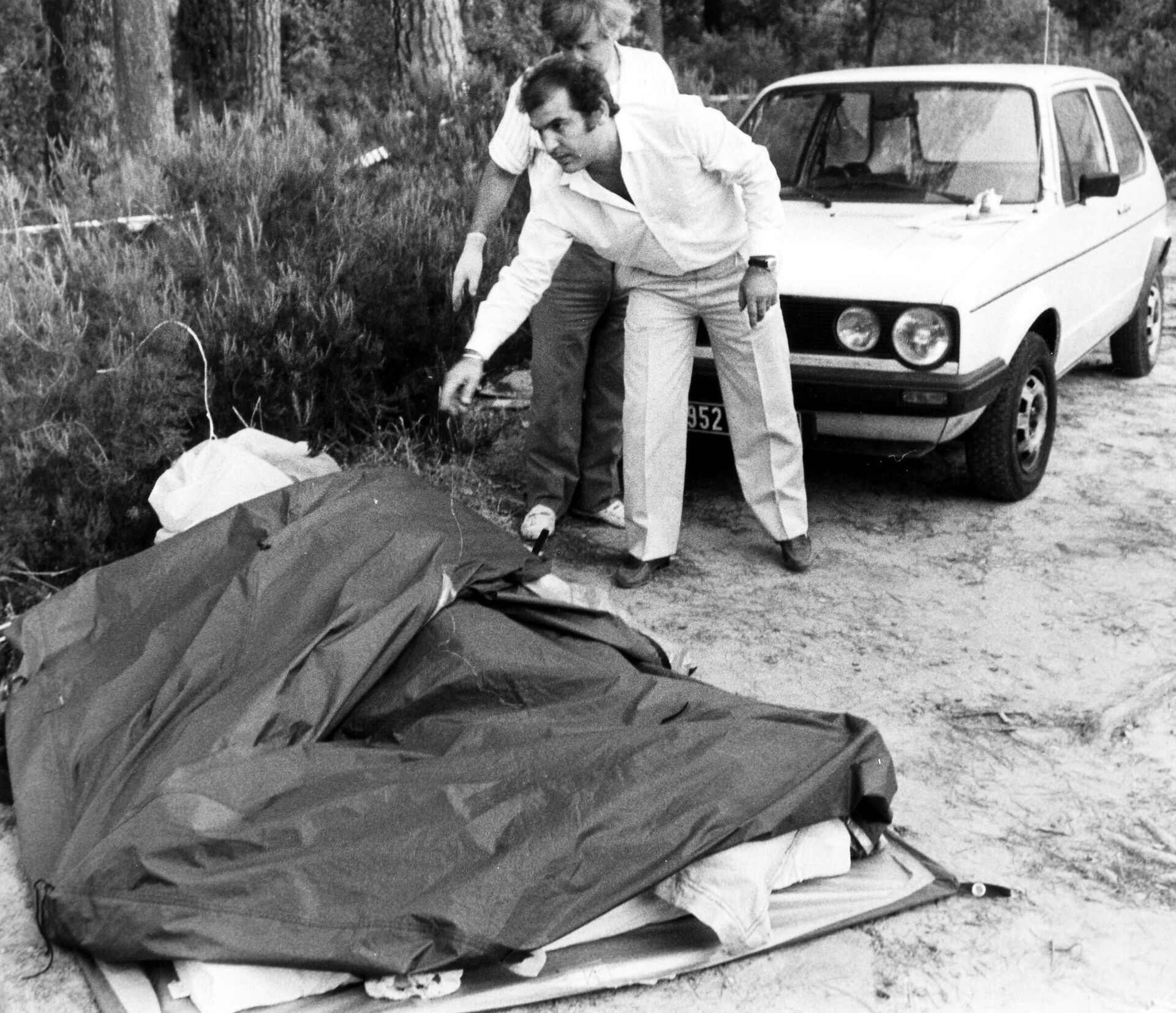 **FILE**A man covers with a tent the lifeless body Nadine Mauriot, of France, killed along with her boyfriend Jean Michel Kravcicvili in San Casciano Val di Pesa, Italy, in this Sept. 9, 1985 file photo. A best-selling U.S. author of thrillers researching serial killings of lovers in Tuscany has himself become entangled in the Italian probe of the decades-old crime spree, suspected by authorities of lying about his literary detective work. Douglas Preston had come to Florence last month to co-author, with an Italian journalist, a book about the so-called monster of Florence'' murders and mutilation of eight couples who were parked in their cars or camped in the Tuscan countryside between 1968 and 1985.  - Sputnik International, 1920, 26.03.2022