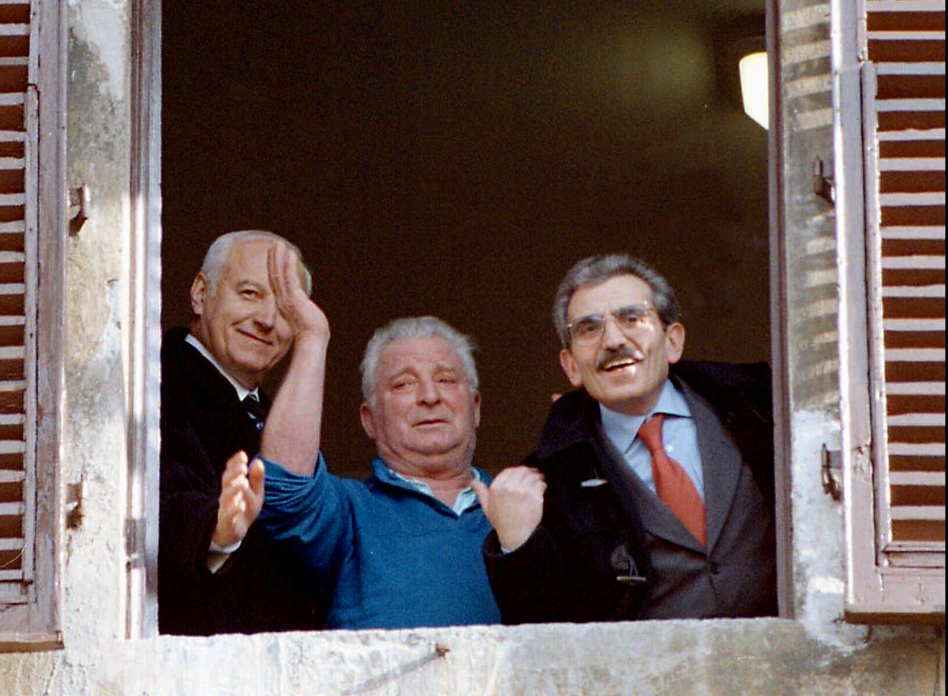 Farmhand Pietro Pacciani, dubbed ''The Monster of Florence'', center, flanked by his defense lawyers Rosario Bevacqua, left, and Pietro Fiorentini, right, waves from a window of a religious institute in Florence Wednesday Feb. 14, 1996. Pacciani was set free on Feb. 13, 1996, after an appeals court overturned his conviction. This 71-year-old grandfather, convicted for seven double murders in what was Italy's worst killing spree, left prison after being cleared of all fault. - Sputnik International, 1920, 26.03.2022