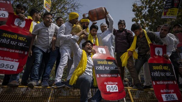 Supporters of India's main opposition Congress hold cutouts of Liquefied Petroleum Gas (LPG) cylinders as they shout slogans atop a police barricade during a protest against rising inflation and price hike of essential commodities in New Delhi, India, Wednesday, March 23, 2022. - Sputnik International