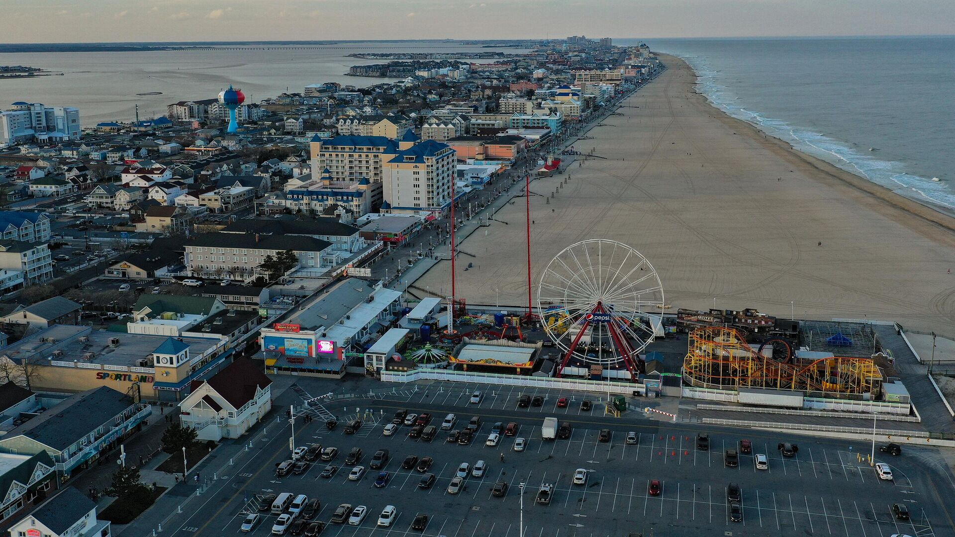  In an aerial view from a drone, the Ocean City inlet and Ocean City boardwalk is seen on March 12, 2021 in Ocean City, Maryland - Sputnik International, 1920, 26.03.2022