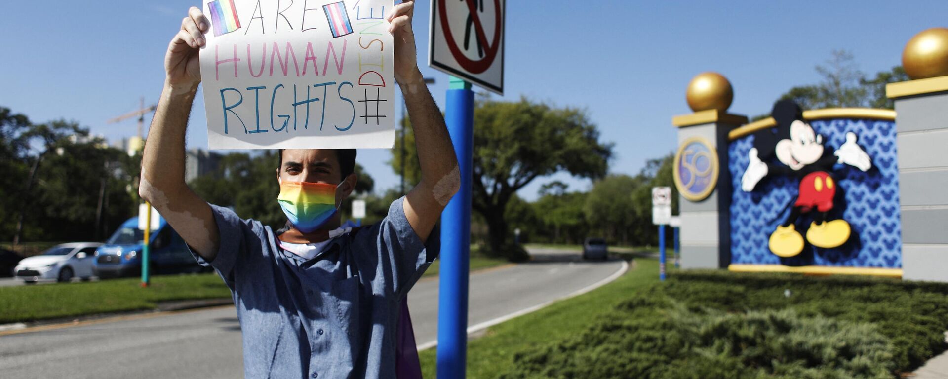 Disney employee Nicholas Maldonado holds a sign while protesting outside of Walt Disney World on March 22, 2022 in Orlando, Florida. - Sputnik International, 1920, 26.03.2022