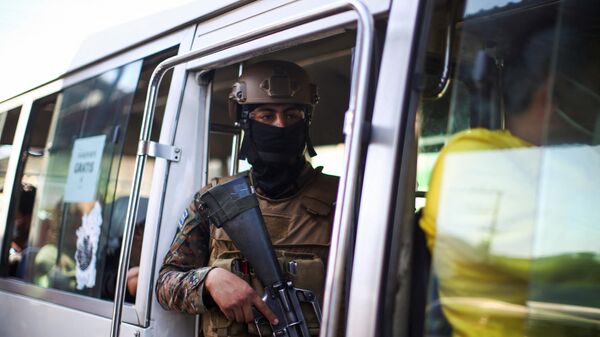 A Salvadoran soldier guards a seized transport unit in a terminal after the Salvadoran government sanctioned a bus route for violating emergency measures to alleviate the effects of high fuel prices. - Sputnik International