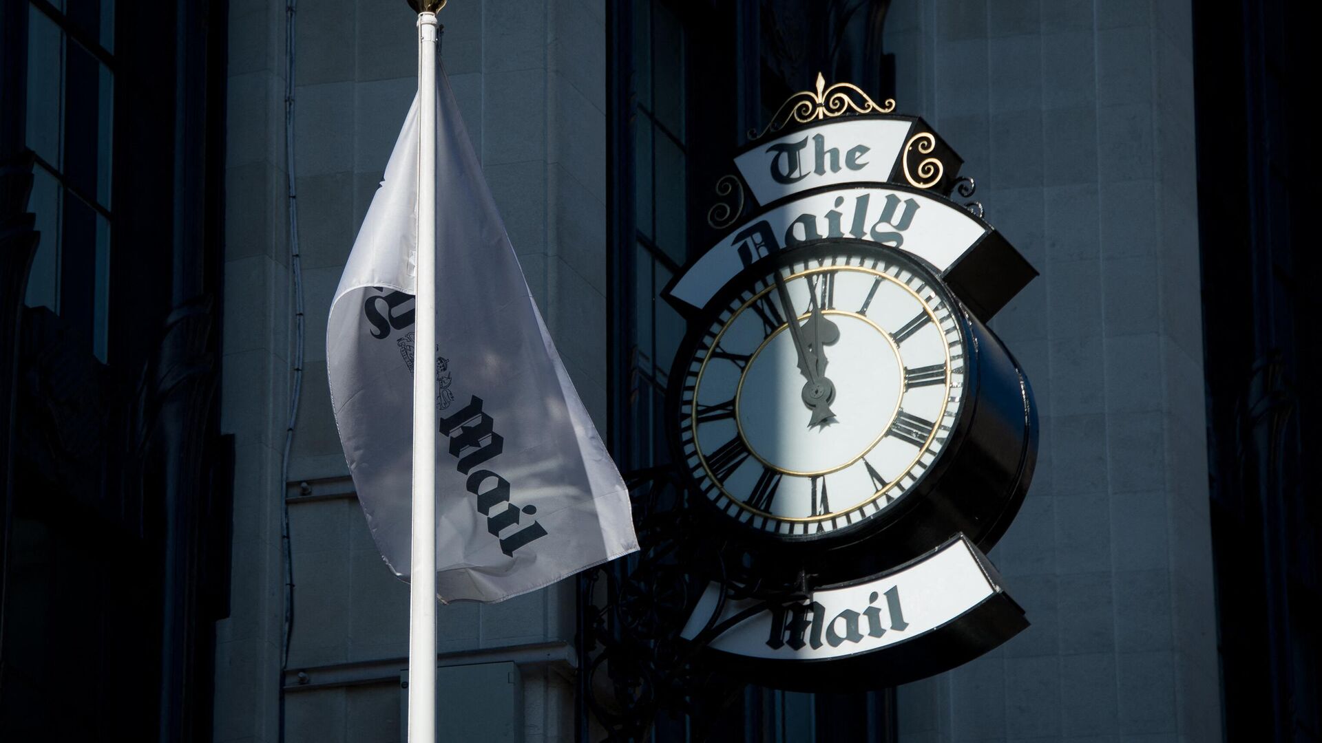 The Daily Mail flag and clock are shown above the demonstrators outside the headquarters of UK newspaper The Daily Mail in London, England, on October 6, 2013 who were there to protest against recent articles regarding the father of Labour party leader Ed Miliband. - Sputnik International, 1920, 27.03.2022