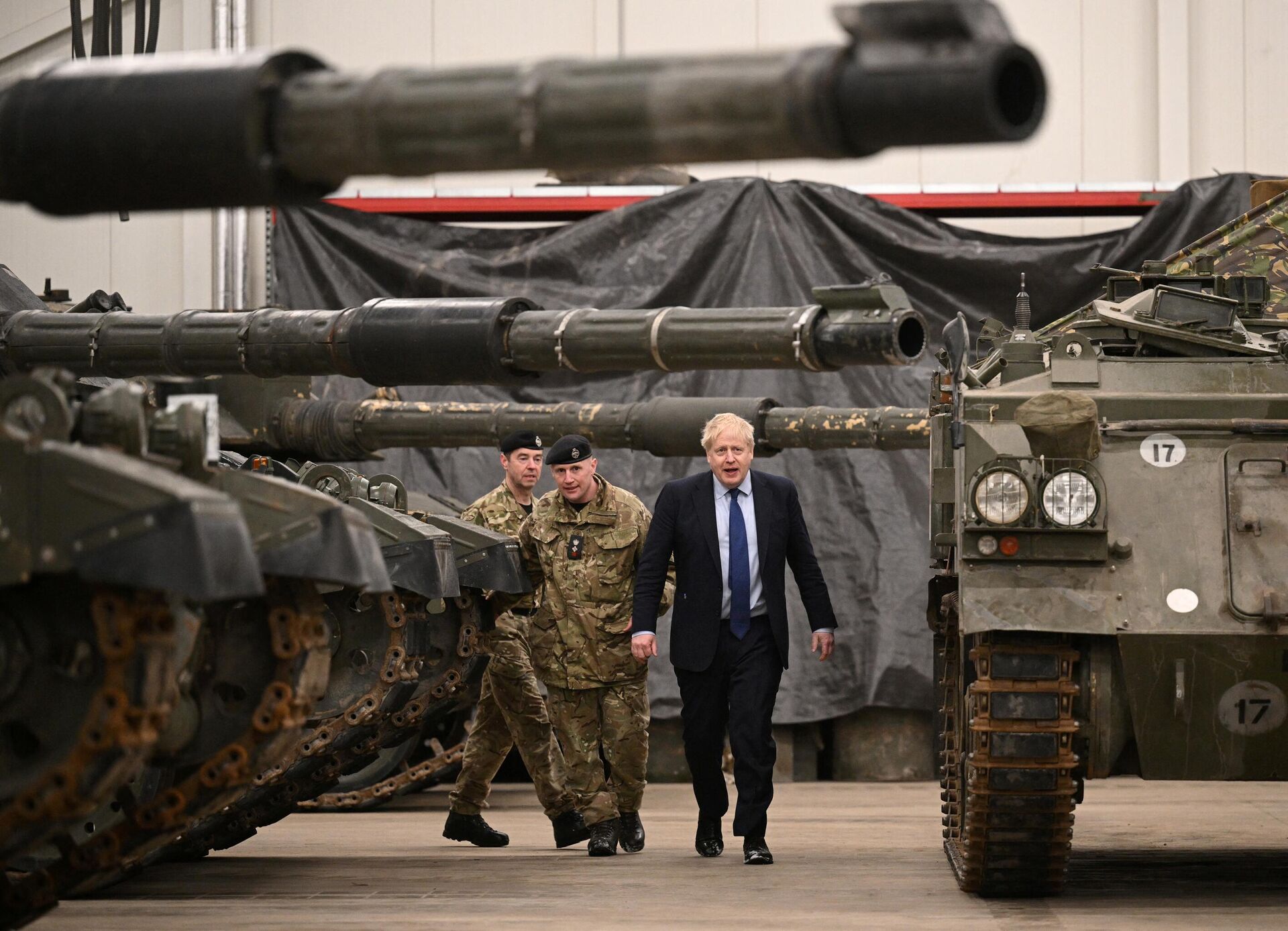 British Prime Minister Boris Johnson is shown around the Royal Tank Regiment Battlegroup by Lieutenant Colonel Simon Worth after a joint press conference at the Tapa Army Base, in Tallinn, Estonia March 1, 2022.  - Sputnik International, 1920, 22.04.2022