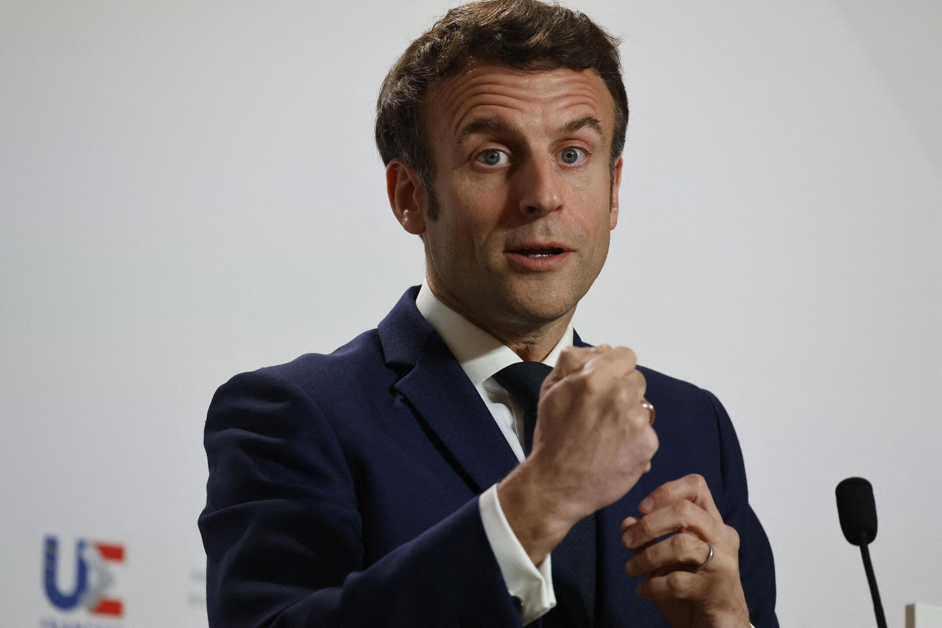 France's President Emmanuel Macron gestures as he talks to the press on the second day of a European Union (EU) summit at the EU Headquarters, in Brussels on March 25, 2022 - Sputnik International, 1920, 30.03.2022