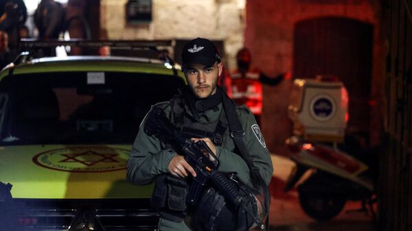 An Israeli Border policeman secure the are following an incident inside Jerusalem's Old city March 7, 2022 REUTERS/Ammar Awad - Sputnik International