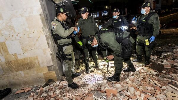 Handout picture released on March 27, 2022 by Colombia's Ministry of Defense showing Colombian Army bomb squad members checking damages at a police station in Simon Bolivar neighborhood in Bogota, following an attack with explosives on the eve. - Sputnik International